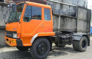 Read more about the article Mitsubishi Fuso engkel 4×2 FM 517 HS tractor head 2013 kepala trailer